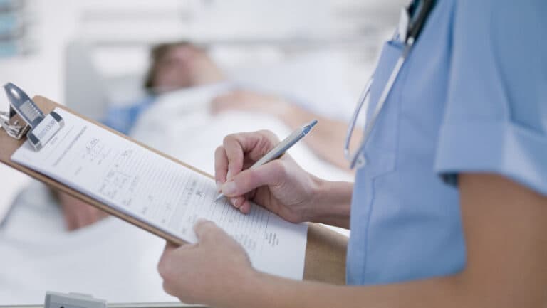 Ce servicii medicale beneficiază pacienții neasigurați în cadrul spitalizării de o zi și cum se stabilește costul suplimentar de internare?