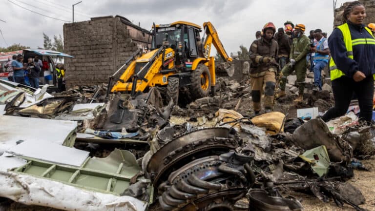 Tragedie în Nairobi: Un avion s-a prăbușit în cartier, lăsând în urmă cel puțin șase victime