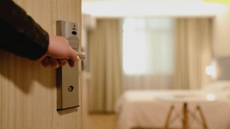 Locurile ascunse din hotel care pot fi o capcană de murdărie. Cum să te ferești de ele!