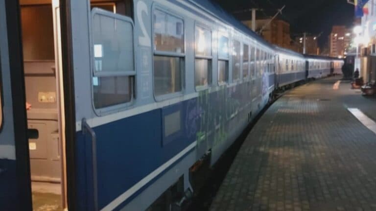 CFR își testează răbdarea călătorilor: după anularea a zeci de trenuri, a decis să revină asupra hotărârii