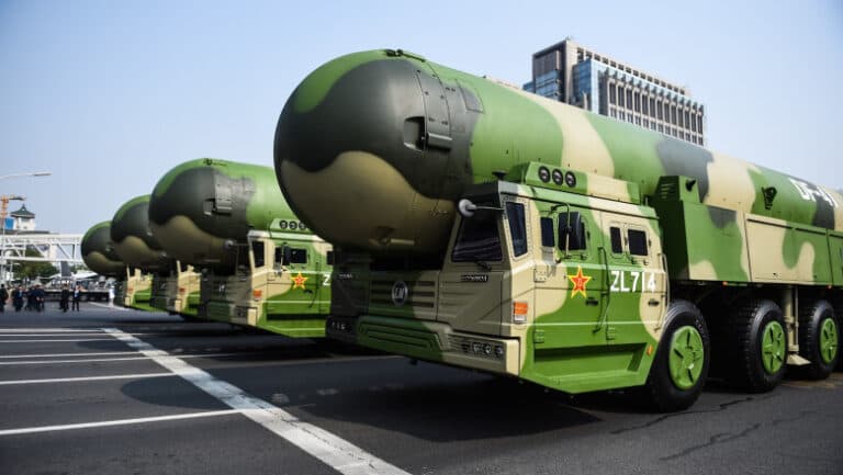 China ar putea revizui tactica privind atacurile nucleare, îmbrățișând una dintre cele mai riscante politici din timpul Războiului Rece