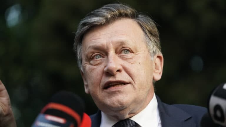 Crin Antonescu îl critică pe Nicușor Dan după înmormântarea lui Iliescu: „Se ascunde în birou, în aceeași clădire cu cel plecat.”