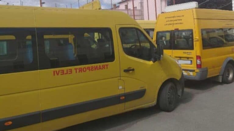 Intrarea lui Bolojan în afacerea microbuzelor școlare: cheltuieli exorbitante ale CJ Bihor pentru vehicule supraevaluate