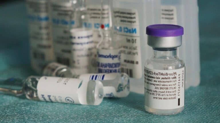 Decizie surprinzătoare în fața lui Robert F. Kennedy Jr.: vaccinurile actualizate anti-COVID-19 primesc undă verde pentru seniorii de peste 65 de ani și pentru cei vulnerabili
