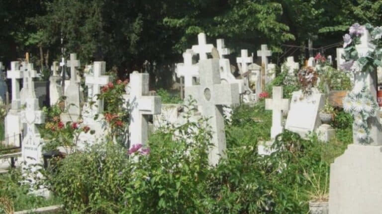 Revelație surprinzătoare într-un cimitir din Giurgiu: un bărbat a fost descoperit împușcat