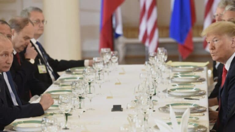 Documente surprinzătoare ale întâlnirii Trump-Putin, găsite într-un hotel din Alaska, incluzând și meniul special pentru liderul rus
