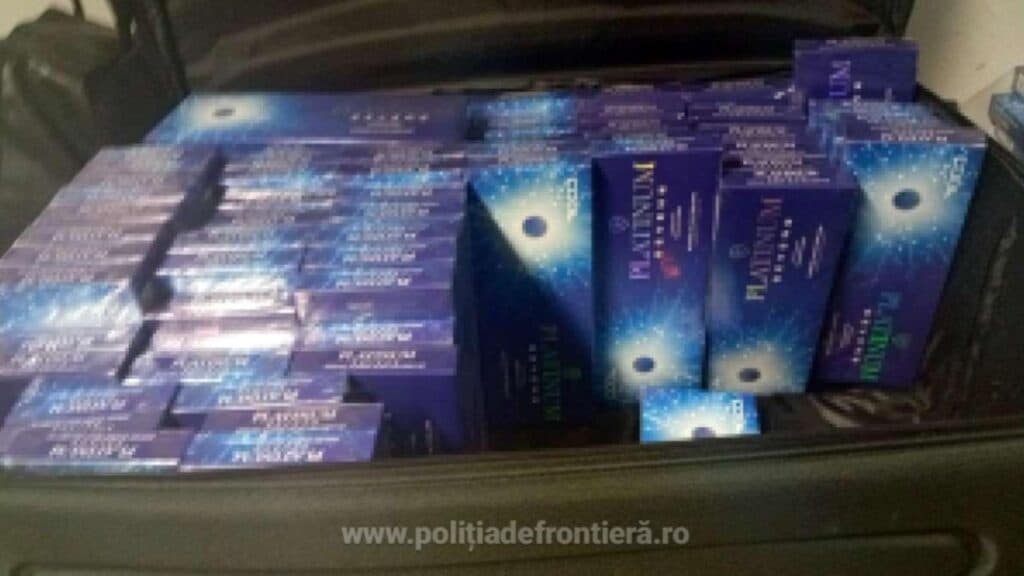 Captura impresionantă de pe Aeroportul Otopeni: Doi români reținuți cu aproape 2.700 de pachete de țigări aduse din Dubai