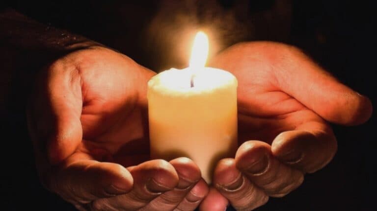 Tragedie în lumea politică: Un fost consilier PNL își pune capăt zilelor pe mormântul părinților săi