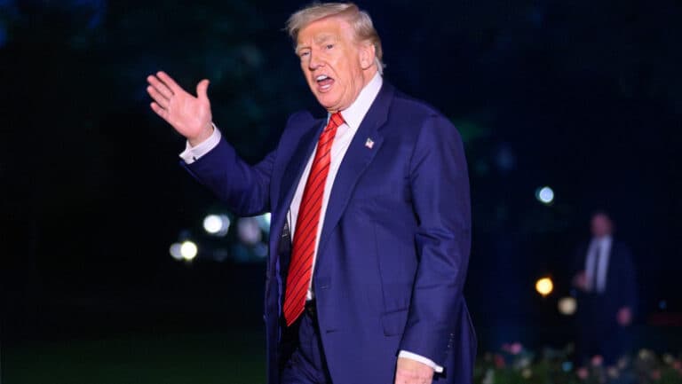 Donald Trump își dezvăluie intențiile privind o posibilă candidatură pentru al treilea mandat: „Sunt liderul în sondaje.”