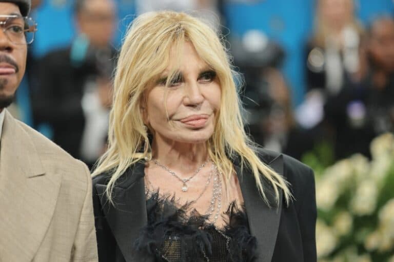 Transformarea surprinzătoare a Donatellei Versace! Ce schimbări radicale a adus frumuseții sale la vârsta de 70 de ani!