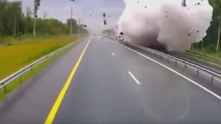 Detonare spectaculoasă: o cisternă a fost distrusă pe autostradă
