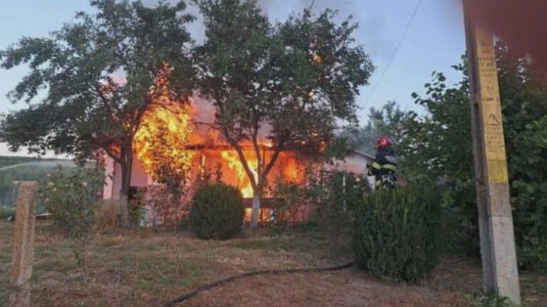 Incendiu devastator în Botoșani după o explozie; un bărbat a fost transportat de urgență la spital cu arsuri severe