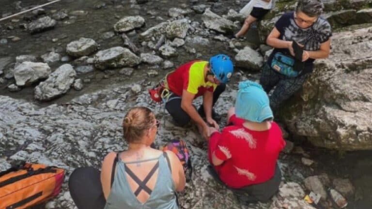 Fetiță de 11 ani rănită în Cheile Râmețului, intervenția Salvamont complicată de aglomerația de turiști