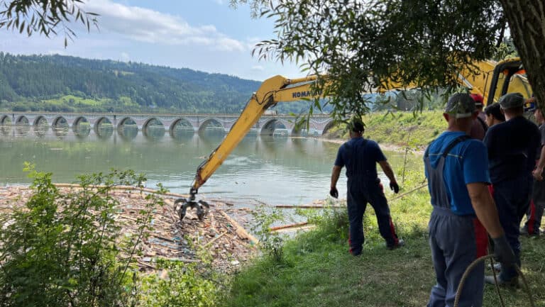 Prefectura Neamț: 300 de metri cubi de deșeuri eliminați din Lacul Izvorul Muntelui după inundații, dar munca de curățare abia începe
