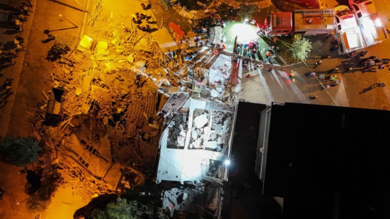 Seism devastator de 6,1 grade în Turcia: bilanț tragic cu un deces și clădiri prăbușite