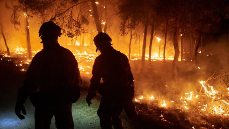 Flăcările devastatoare amenință nord-vestul Spaniei: peste 1000 de oameni evacuați din calea incendiilor, o comoară UNESCO în pericol