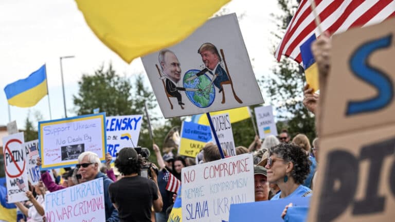 Locuitorii din Alaska îi arată lui Putin steagurile ucrainene: „Aici este criminalul de război.”