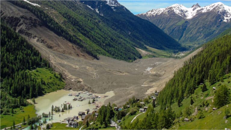 Pădurile de gheață se topesc: cum riscă să dispară localități medievale din Europa. Descoperă Blatten, satul elvețian înghițit de natură
