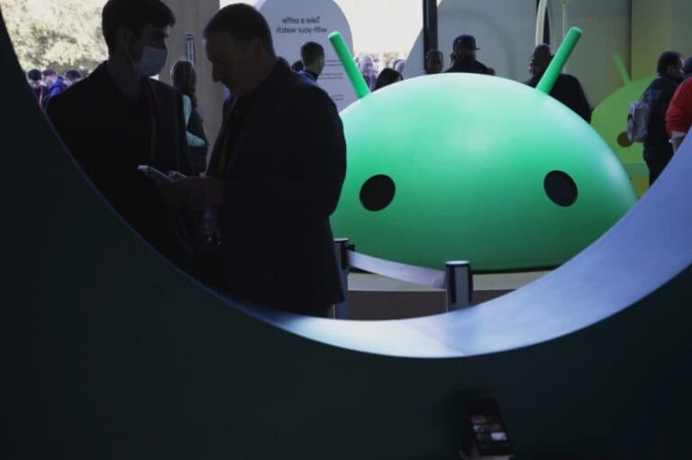 Google va impune verificarea dezvoltatorilor pentru aplicațiile Android din afara magazinului Play