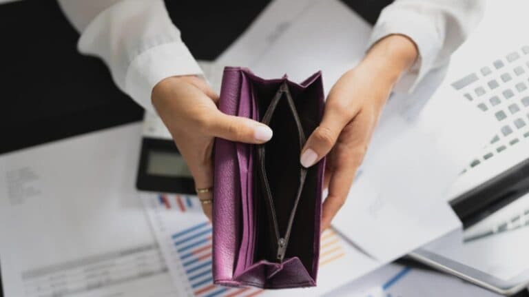 Guvernul sub lupă: măsurile fiscale riscă să aducă România în colaps! Mediul de afaceri se află într-un punct critic