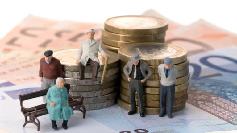 Guvernul Bolojan dă undă verde astăzi schimbărilor la Pilonul 2 de Pensii: pensionarii nu vor mai avea posibilitatea de a retrage întreaga sumă într-o singură tranșă