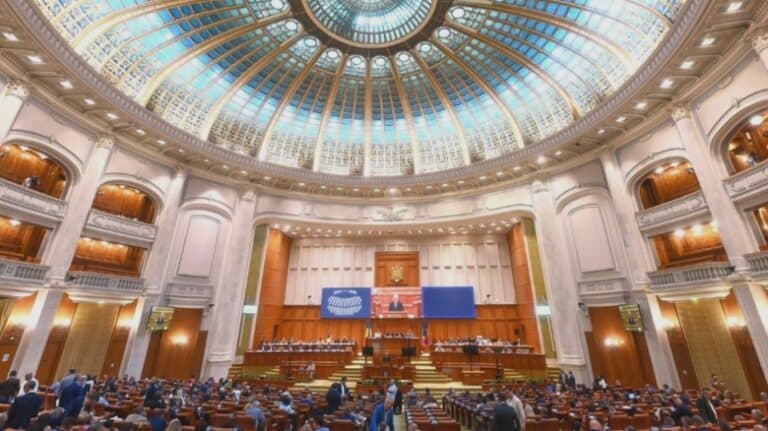 Executivul se pregătește să se prezinte luni în Parlament pentru a-și asuma responsabilitatea în privința reformelor fiscale. „Propunerile” lui Bolojan, analizate de către legislatori