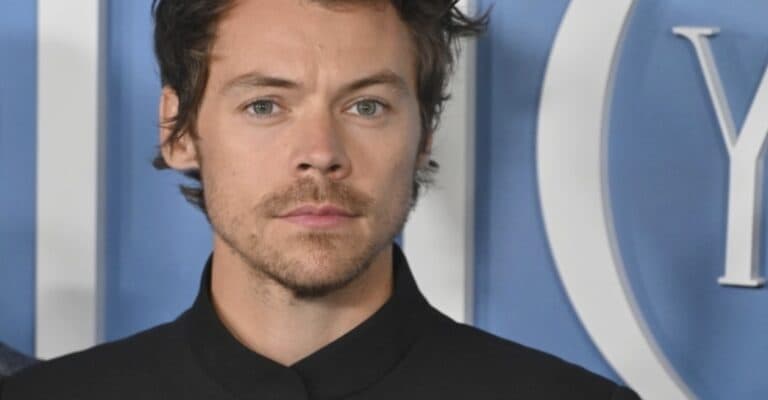 Harry Styles și o actriță de top, surprinși într-un moment romantic: „Săruturi de adolescenți”. Se conturează un nou cuplu pe scena Hollywoodului?