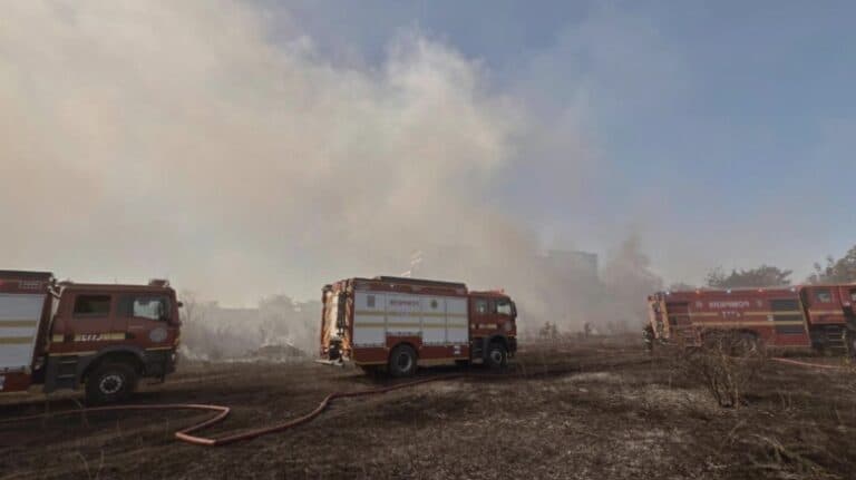 Flăcări devastatoare în Sectorul 6. A fost activat sistemul Ro-Alert