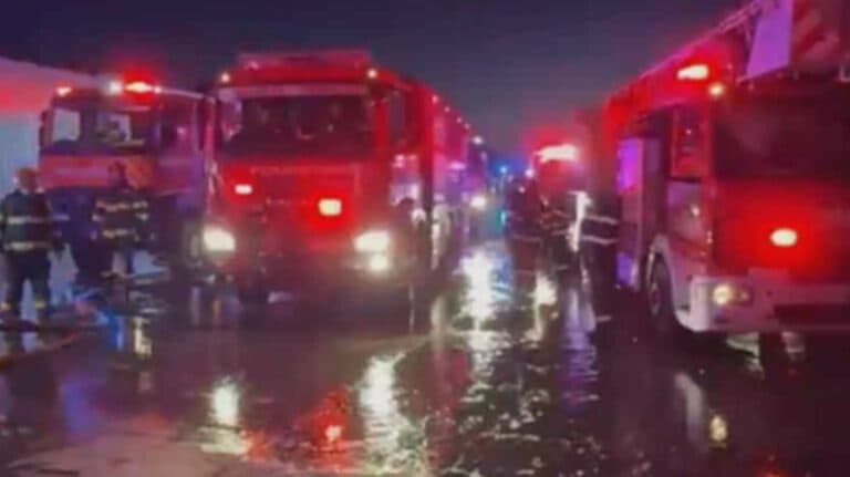 Flăcările devastatoare cuprind Complexul Comercial Dragonul Roșu din București: 2.000 mp în pericol. Peste 16 echipaje de intervenție sunt mobilizate la fața locului