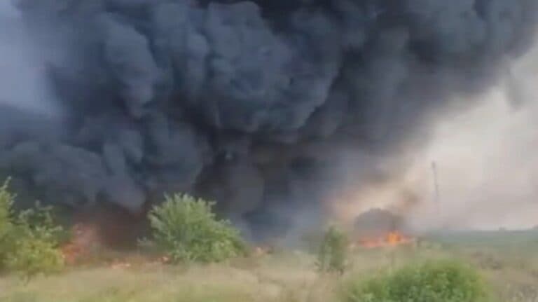 Flăcări devastatoare în județul Buzău: Incendiu de vegetație distruge un parc auto, iar trei TIR-uri și două microbuze sunt cuprinse de flăcări