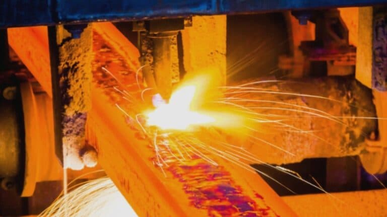Colapsul industriei românești: Titanurile siderurgiei își închid porțile și trimit angajații în șomaj tehnic