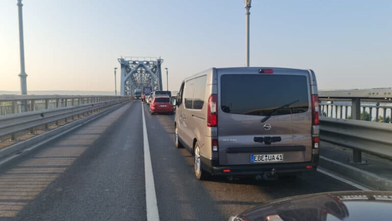 Înghesuială la ieșirea din țară pe podul Giurgiu – Ruse: Descoperă rutele alternative disponibile