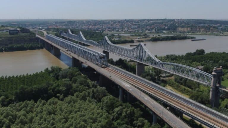 Trenurile către litoral se confruntă cu întârzieri de sute de minute din cauza defecțiunilor rețelei de contact între Fetești și Cernavodă