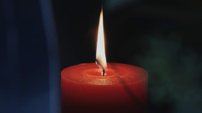Tragedie în învățământ: O învățătoare își pierde viața după ce a aflat despre desființarea postului său, colegii acuzând reformele recente din educație
