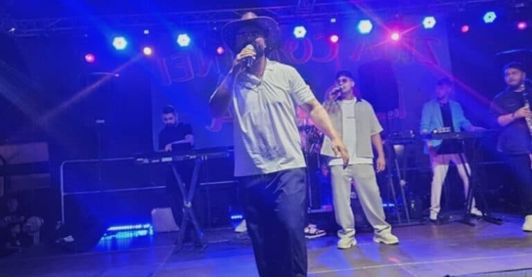 Jador a fost nevoit să se prezinte la spital alături de fiul său! Ce afecțiune a fost descoperită? Artistul a întârziat cu 30 de minute la un concert în Dâmbovița! Cum se simte copilul?