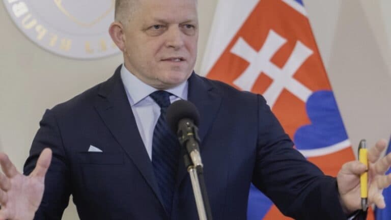 Slovacia în dublu joc: Premierul Fico critică Kievul, în timp ce țara aprovizionează Ucraina cu armament