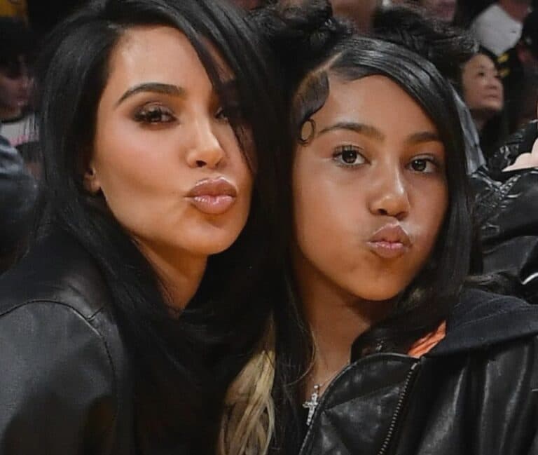 Kim Kardashian, sub lupa criticilor pentru alegerile vestimentare ale fiicei sale! Cum s-a prezentat North West, la doar 12 ani, în timpul excursiei familiei la Roma. “E prea …”