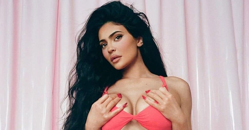 Kylie Jenner: Metamorfoza unei zeițe! Câți își mai aduc aminte de aspectul ei înainte de schimbările estetice?