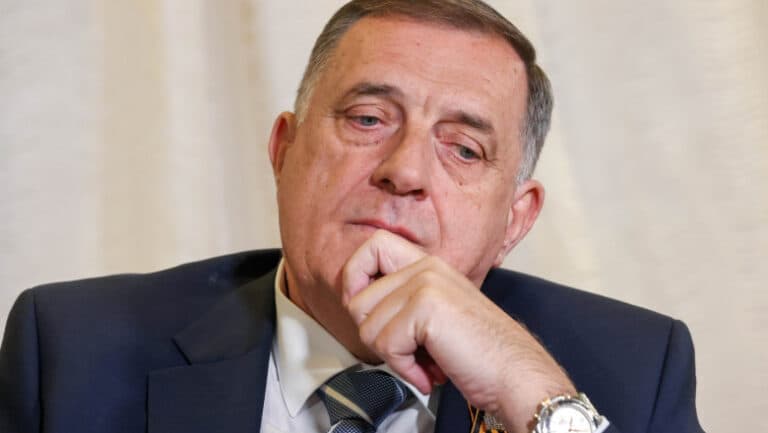 Conducătorul sârbo-bosniac, înlăturat din funcție după o sentință de un an de detenție
