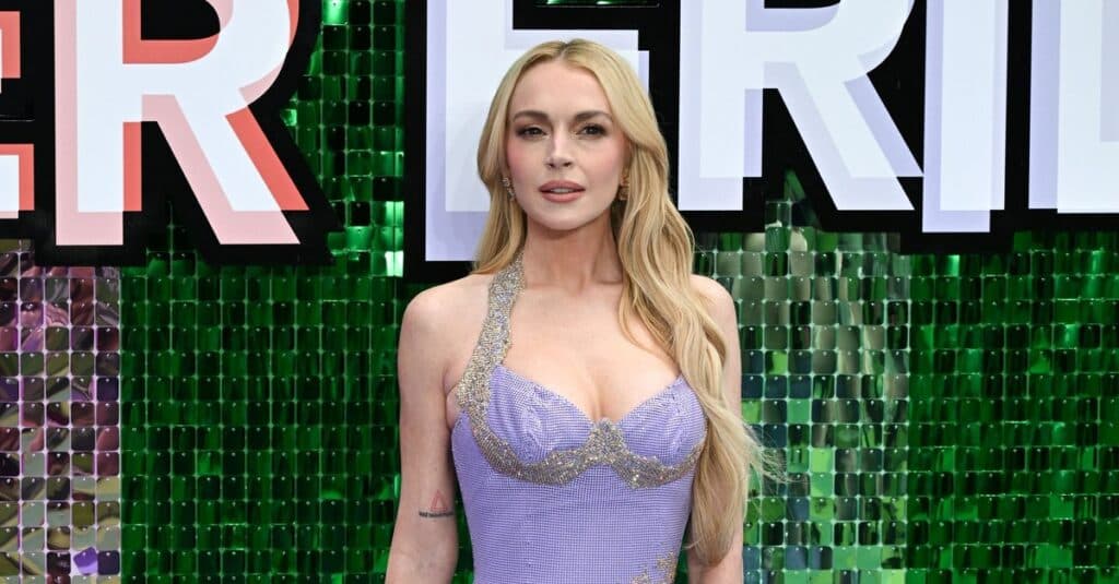 Lindsay Lohan strălucește ca o mamă atrăgătoare, într-o rochie seducătoare!