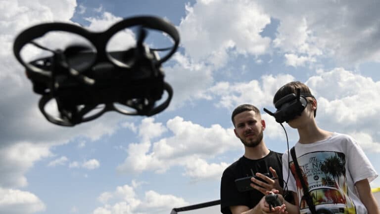 Lituania își pregătește tinerii pentru a face față amenințărilor rusești prin instruirea în utilizarea dronelor, începând cu cei de 8-10 ani