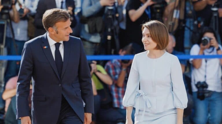 Macron, însoțit de o limuzină românească la Chișinău, cu Maia Sandu solicitând protecție specială din partea României – SURSE