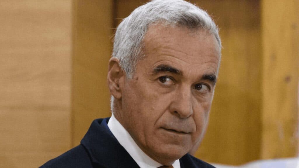 Strategiile sistemului împotriva valului suveranist: atacuri coordonate asupra lui Călin Georgescu