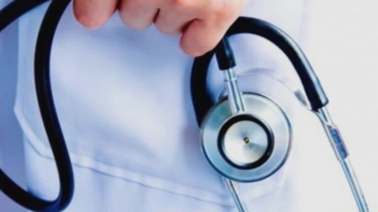 Medicii sunt obligați să acorde prioritate pacienților din spitalele de stat, lăsând în umbră unitățile private
