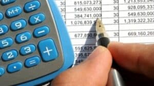 Microîntreprinderile, în colaps din cauza noilor impozite introduse de Bolojan. Managerii se tem de un val de insolvențe iminente