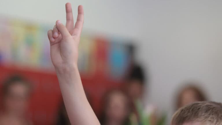 Ministerul Educației aduce în atenție noi reglementări pentru bursele școlare ale elevilor. Ce conține propunerea?