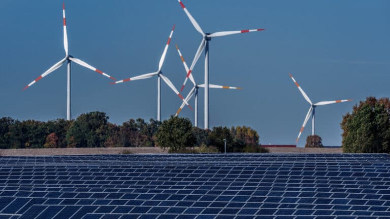 Ministerul Energiei extinde cu o lună termenul pentru solicitările de investiții în capacități de producere a energiei verzi