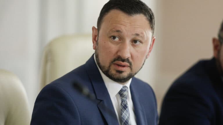 Mircea Fechet își îndreaptă criticile către șefa CSM, acuzând-o de aroganță în fața unei pensii de 11.000 de lei: o viziune distorsionată asupra realității
