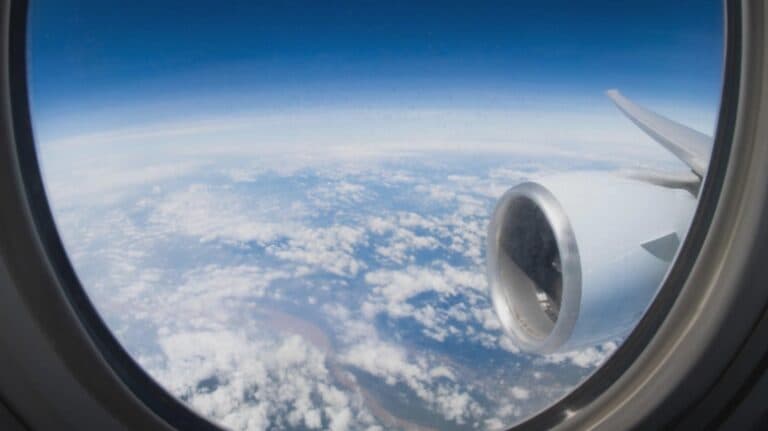 Aterizare forțată în Siberia: Panic în aer pentru un Boeing 777 din cauza unei avarii la motor