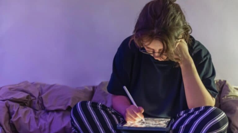 De ce tot mai mulți tineri aleg să se retragă în intimitatea camerelor lor: „Simt o presiune intensă de a se conforma social”?